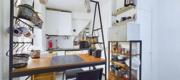 Studio in Paris, France No. 166988 4