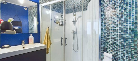 Studio in Paris, France No. 166988 9