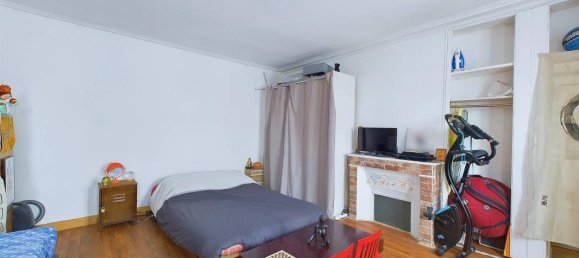 Studio in Paris, France No. 166988 7