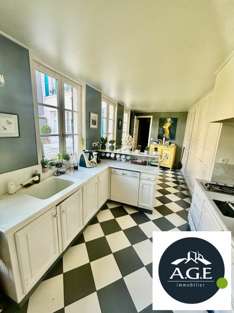 Casa de 6 dormitorios en Nogent-le-Roi, France No. 57947