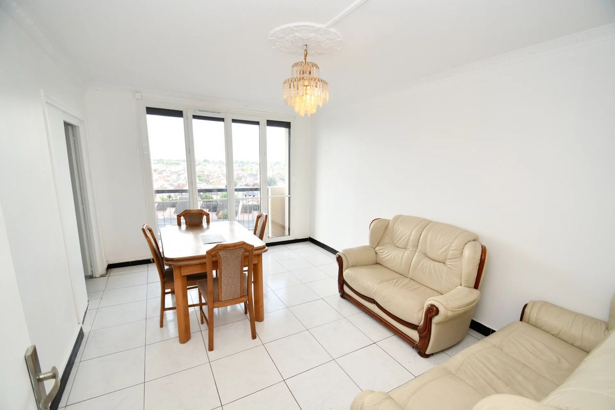 Apartamento de 3 dormitorios en Bondy, France No. 181129