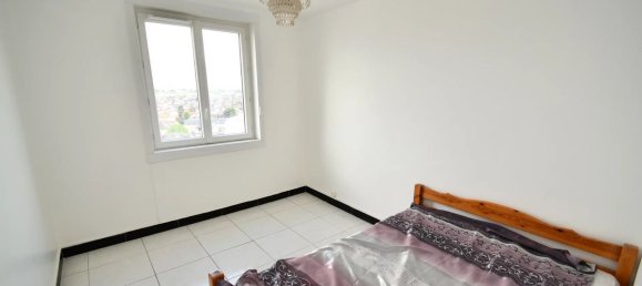 Apartamento de 3 dormitorios en Bondy, France No. 181129 4