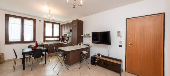 Apartamento de 2 dormitorios en Pistoia, Italy No. 349001 2