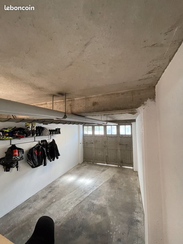  Garage in Annecy, France No. 319082