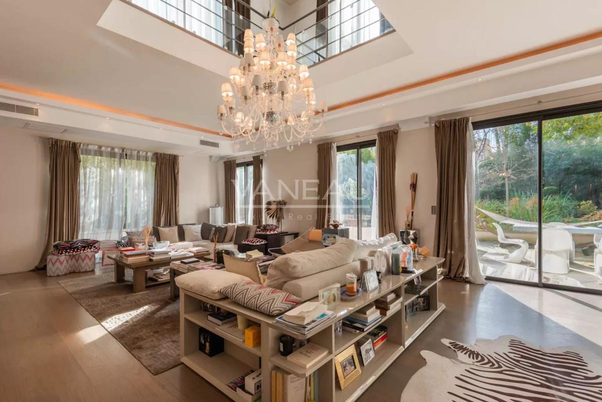 Villa de 5 dormitorios en Neuilly-sur-Seine, France No. 144622