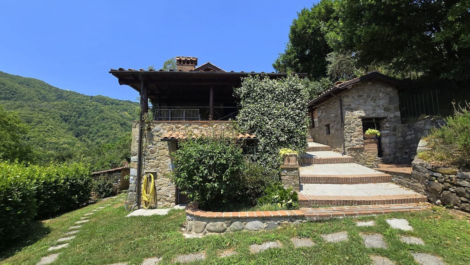 10 rooms House in Fosciandora, Italy No. 289258
