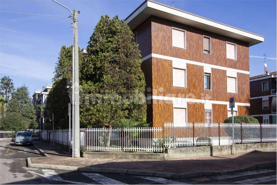 Apartamento de 2 dormitorios en Varedo, Italy No. 332634