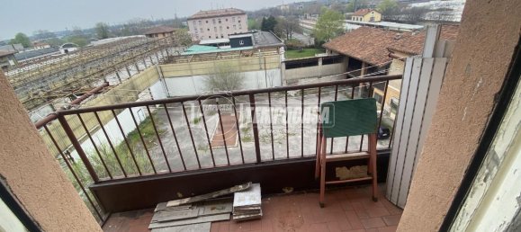3 rooms Apartment in Brescia, Italy No. 14833 2