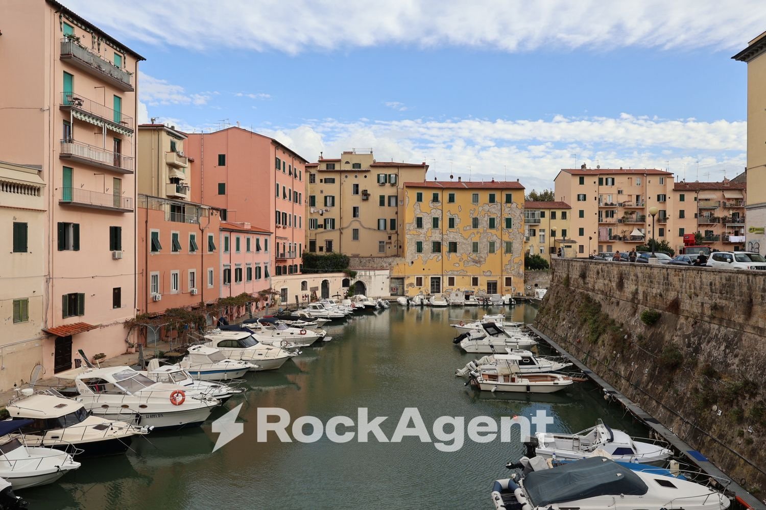 Apartamento de 4 habitaciónes en Livorno, Italy No. 200070
