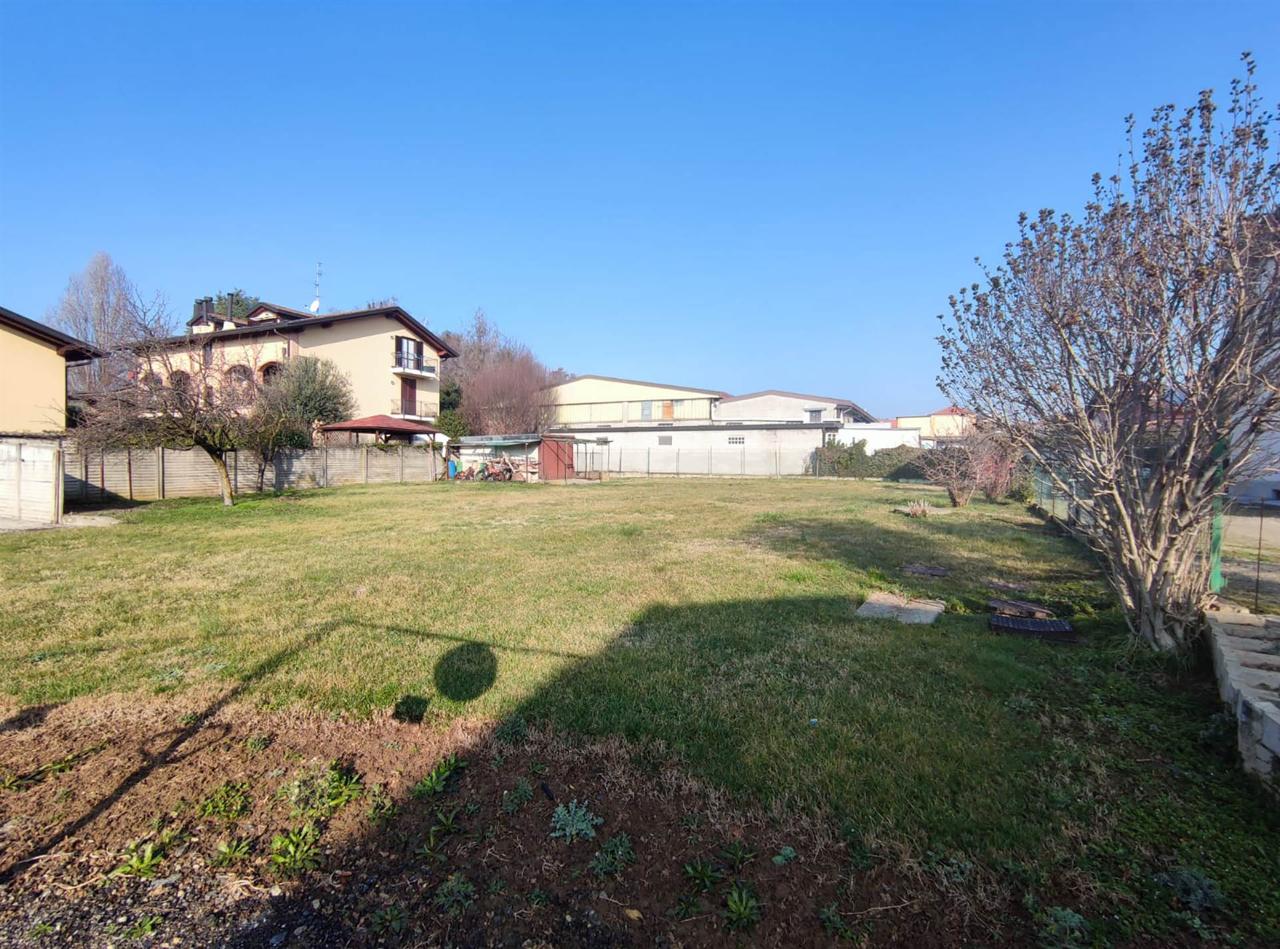 800m² Land in Bregnano, Italy No. 123152