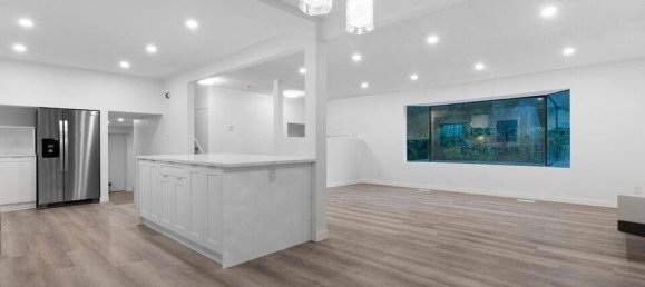 4 bedrooms House in British Columbia, Canada No. 194 10