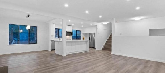 4 bedrooms House in British Columbia, Canada No. 194 8