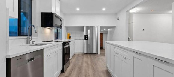 4 bedrooms House in British Columbia, Canada No. 194 6