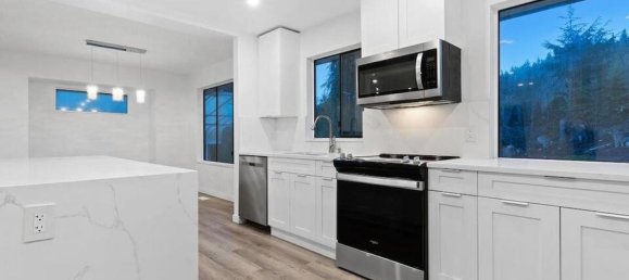 4 bedrooms House in British Columbia, Canada No. 194 2