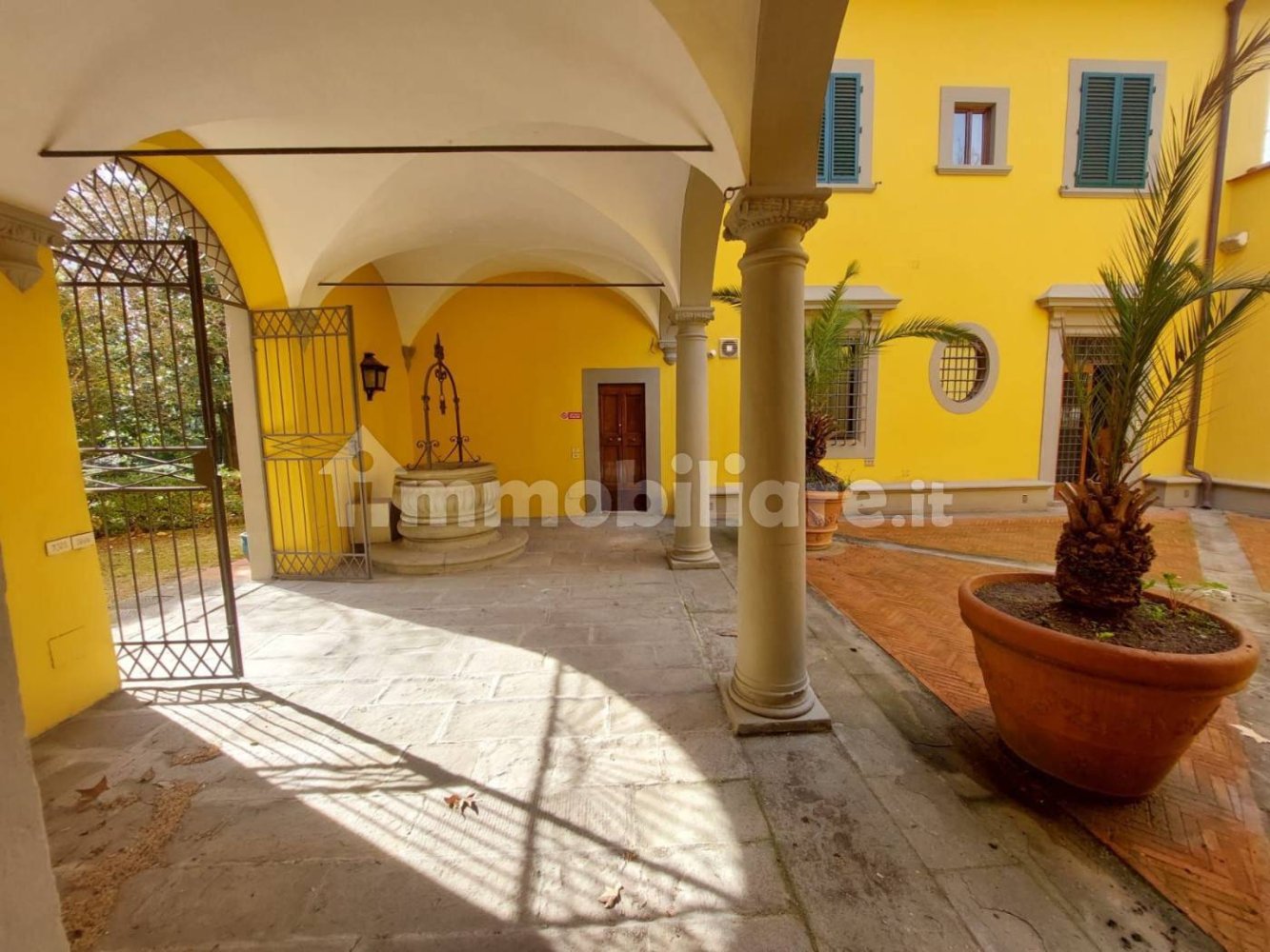 5 rooms Office in Florence, Italy No. 194019