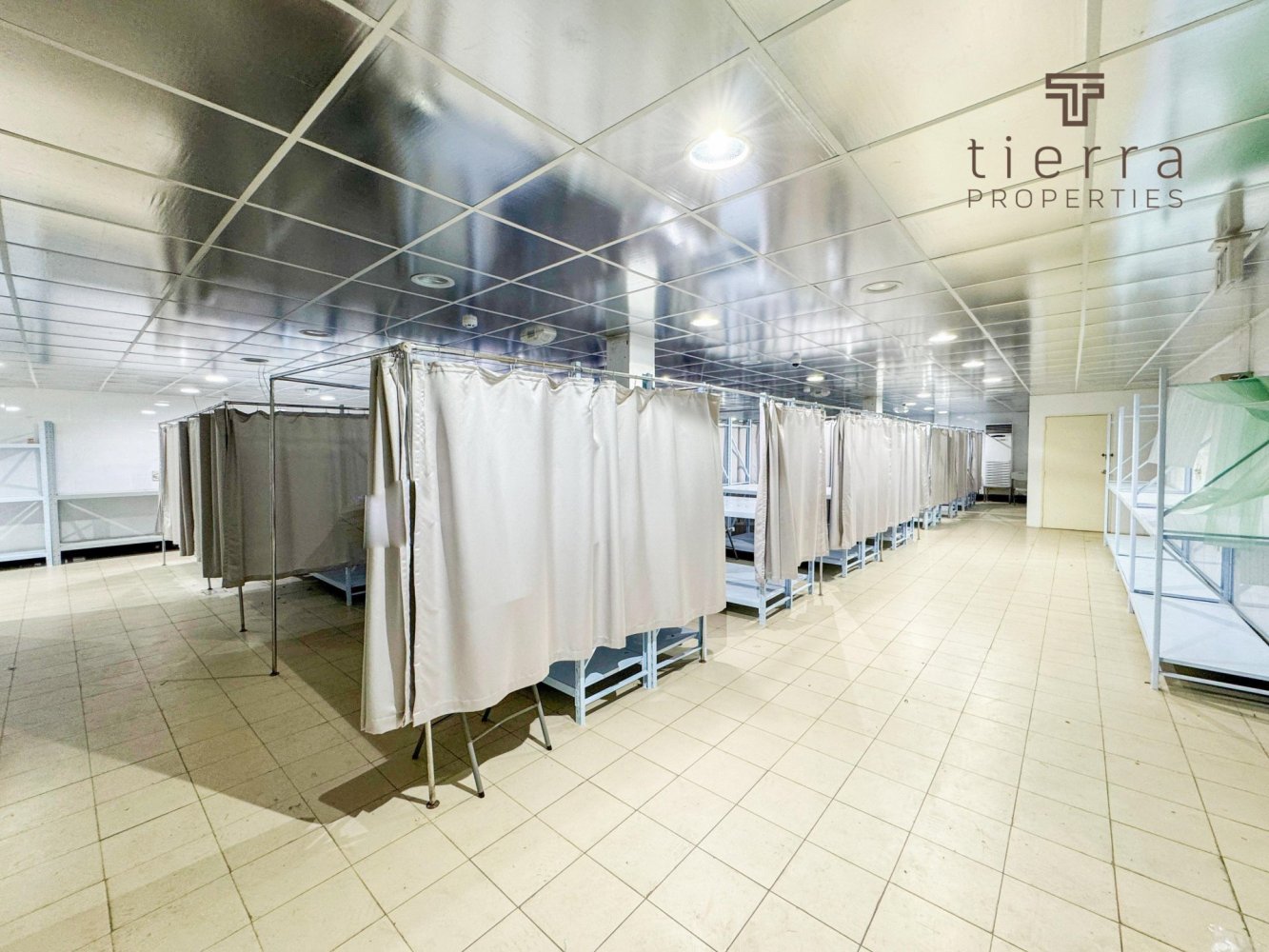 1393.5m² Warehouse in Al Quoz, UAE No. 54804