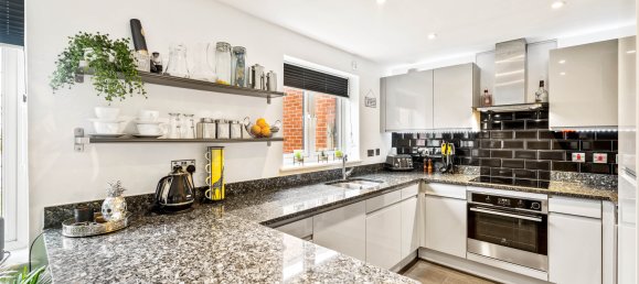 5 bedrooms House in Horley, United Kingdom No. 1055 5