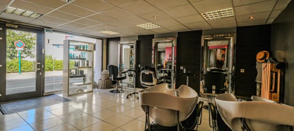 80m² Commercial property in Limay, France No. 128748 3