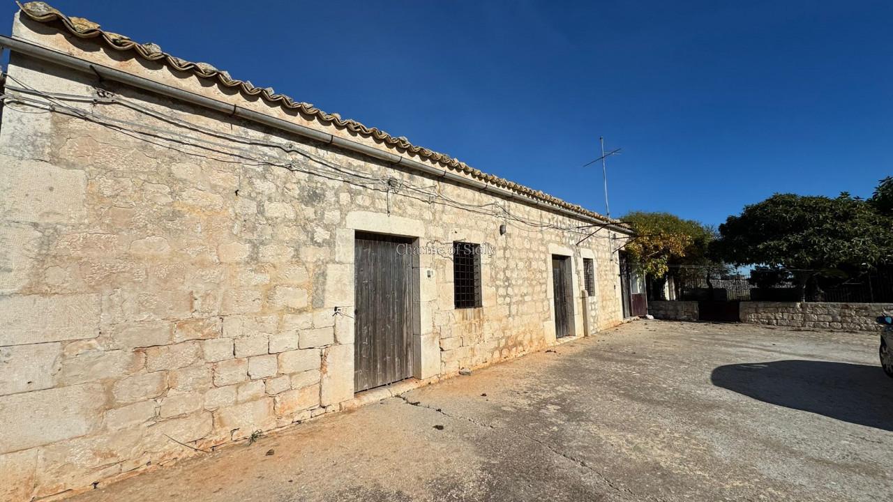 Дом с 4 комнатами в Модика, Италия № 236482