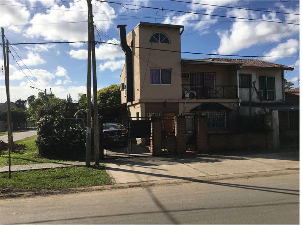 3 bedrooms House in Berazategui, Argentina No. 57322