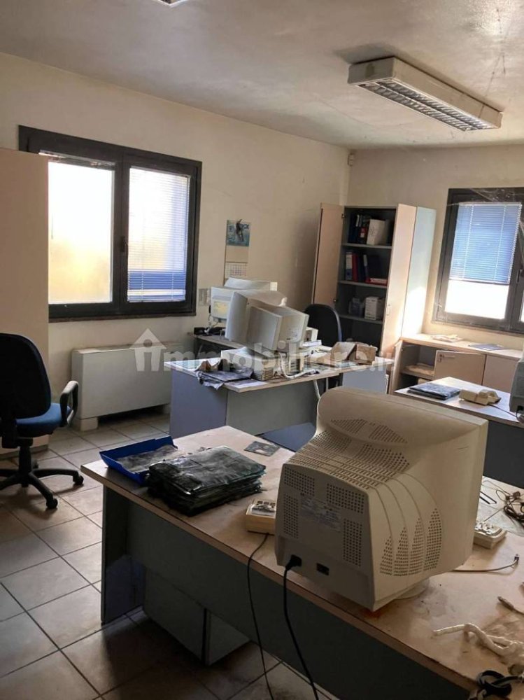 700m² Warehouse in Besozzo, Italy No. 285801