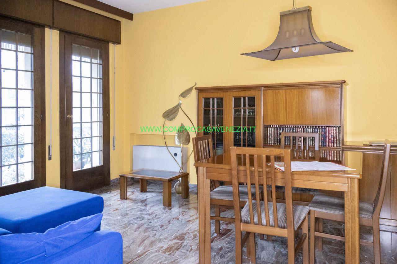 Villa de 5 habitaciónes en Quarto d'Altino, Italy No. 14944