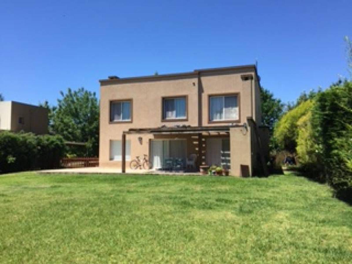 3 bedrooms House in Berazategui, Argentina No. 5543