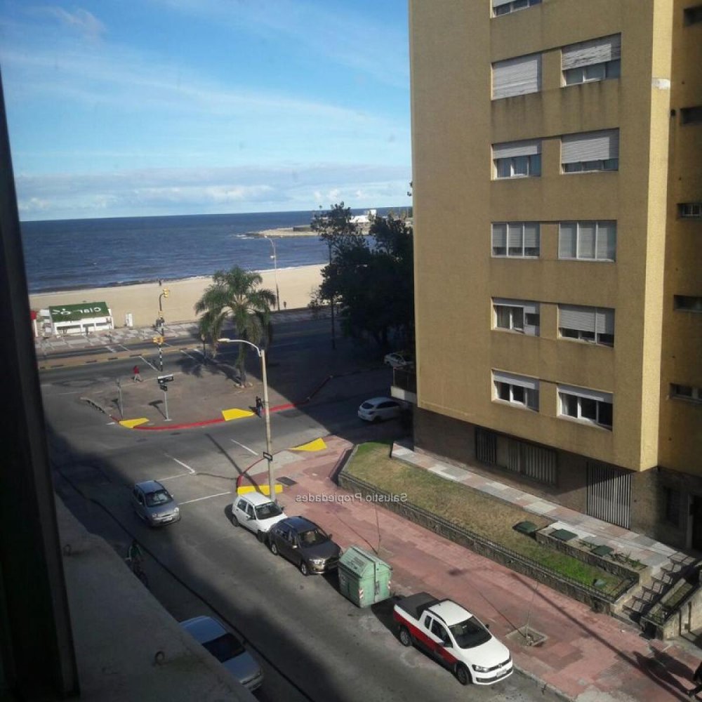 4 bedrooms Apartment in Montevideo, Uruguay No. 196