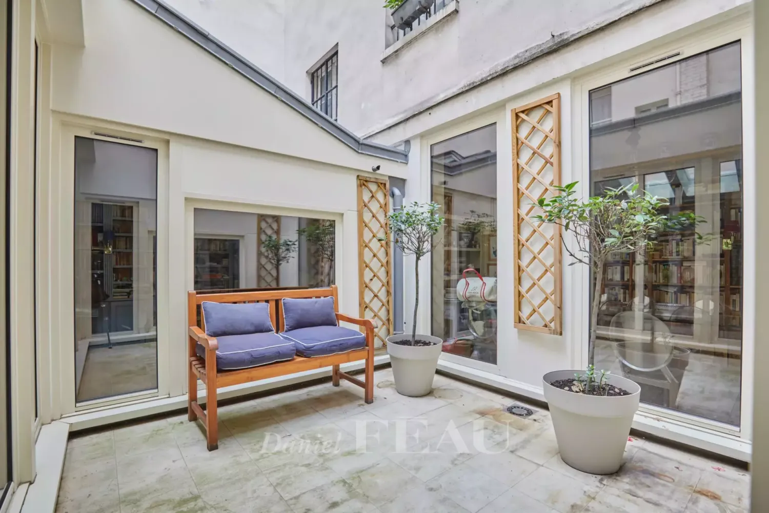 2 bedrooms Apartment in Paris, France No. 177393