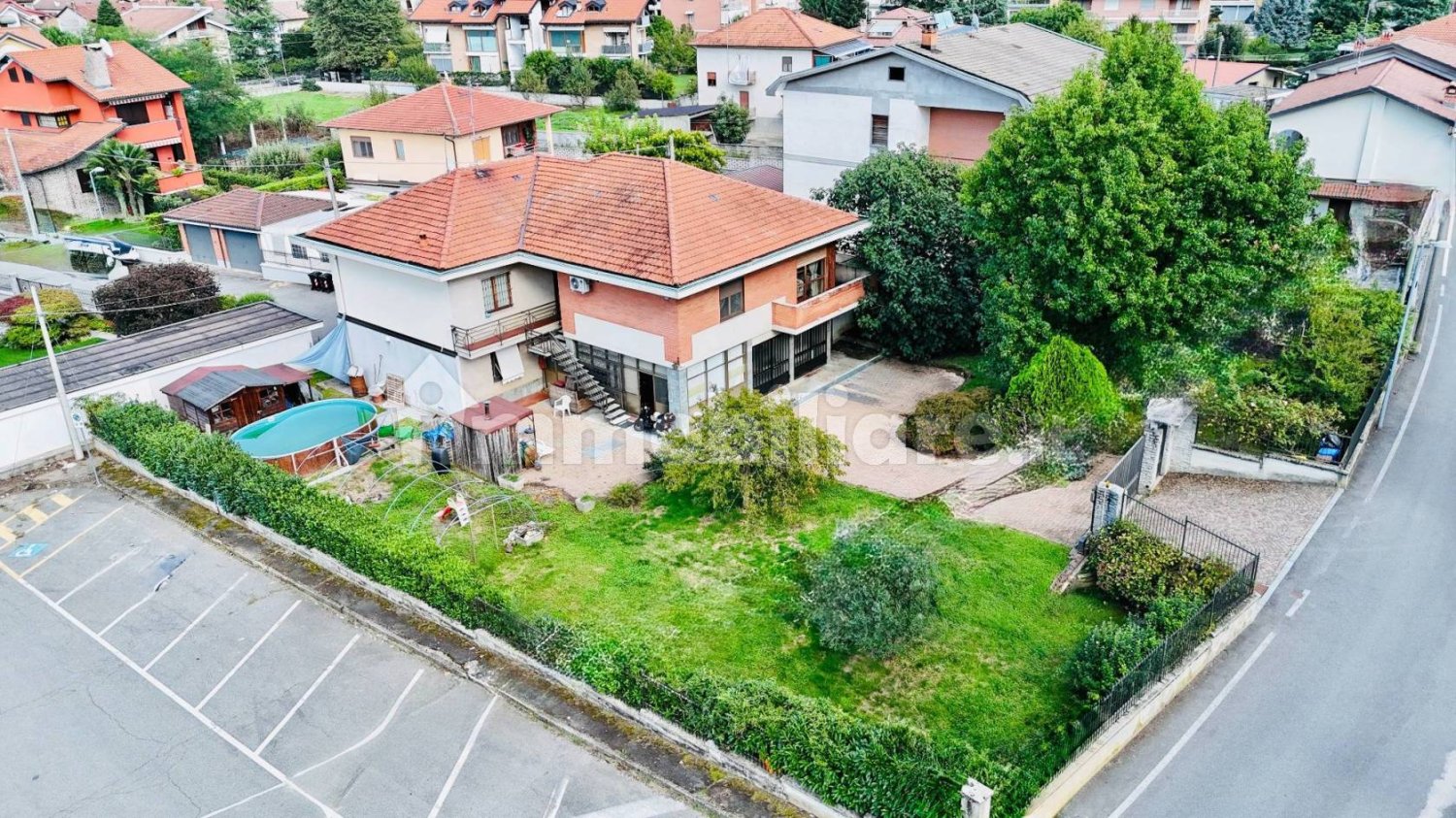 5 bedrooms Villa in Volpiano, Italy No. 374679