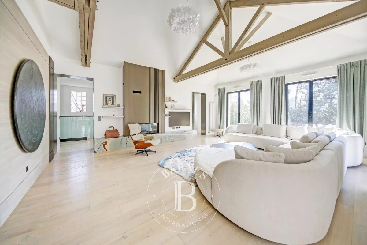 Casa de 10 habitaciónes en La Celle-Saint-Cloud, France No. 139348