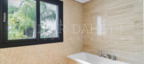 6 bedrooms Villa in Marbella, Spain No. 98988 10