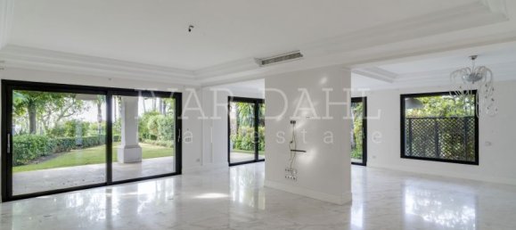 6 bedrooms Villa in Marbella, Spain No. 98988 19