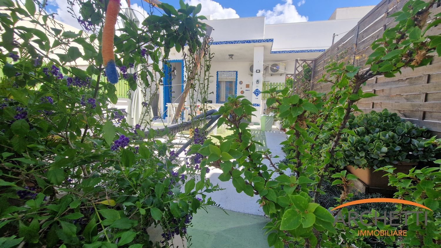 Дом с 4 спальнями в Matino, Италия № 385334