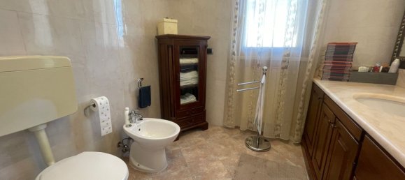 5 bedrooms House in Castelnovo di Sotto, Italy No. 325568 15