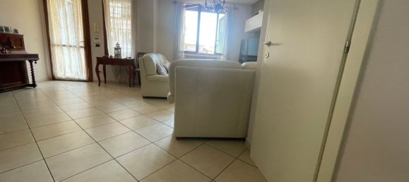 5 bedrooms House in Castelnovo di Sotto, Italy No. 325568 4