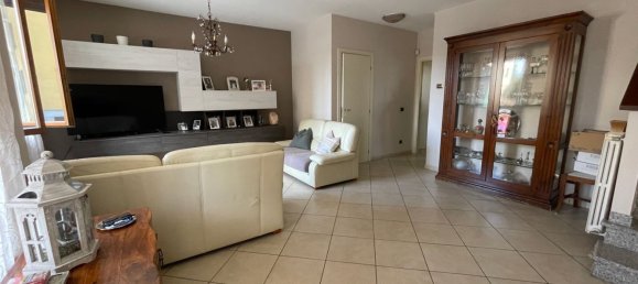 5 bedrooms House in Castelnovo di Sotto, Italy No. 325568 2