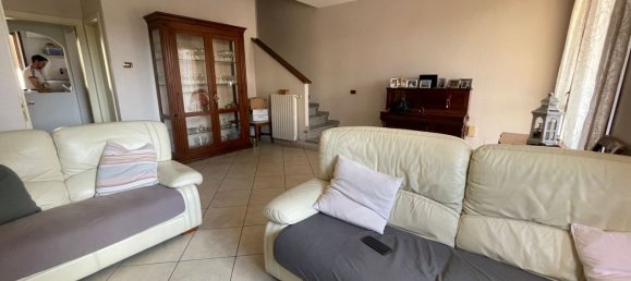 5 bedrooms House in Castelnovo di Sotto, Italy No. 325568 5