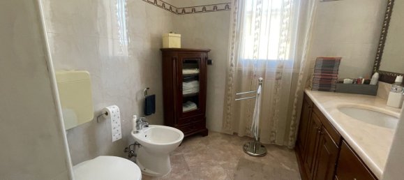 5 bedrooms House in Castelnovo di Sotto, Italy No. 325568 13