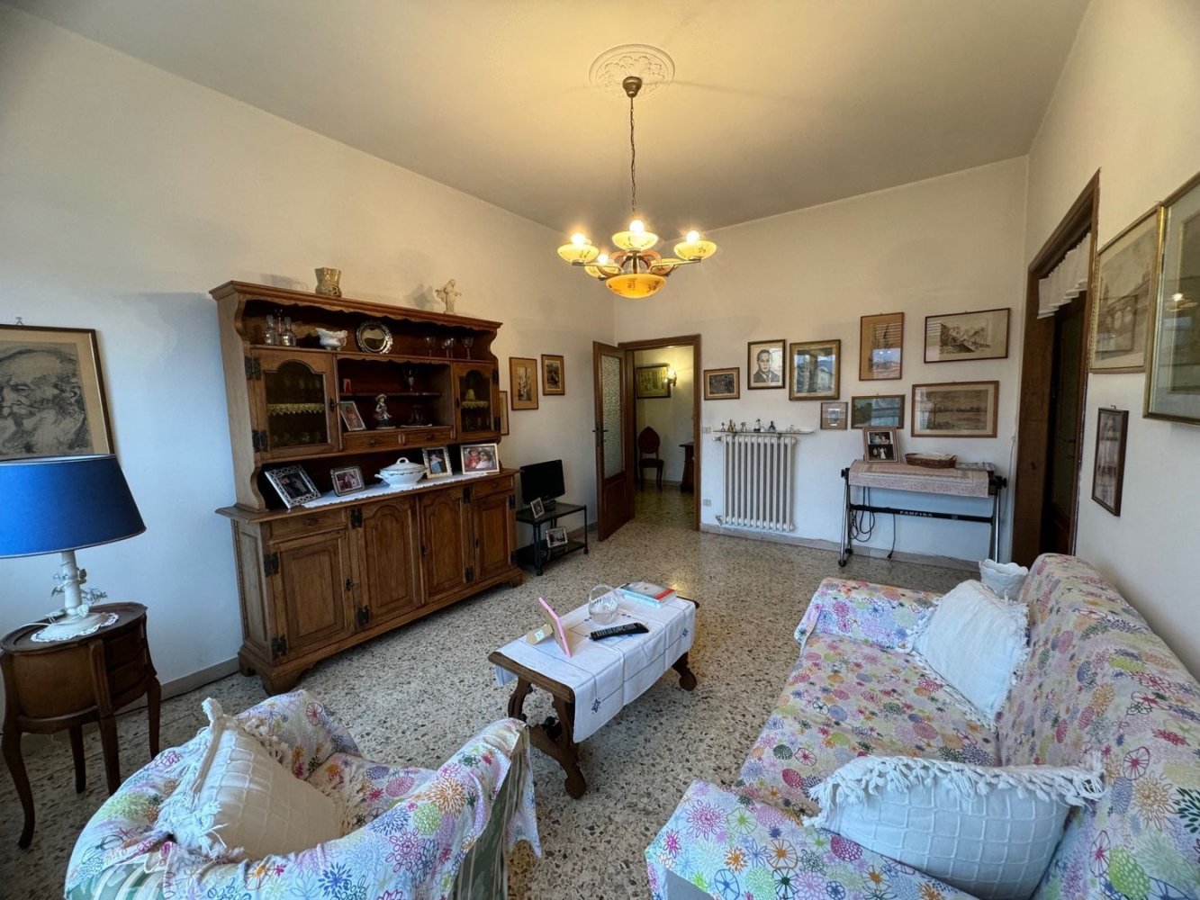 5 rooms Apartment in Florence, Italy No. 133874