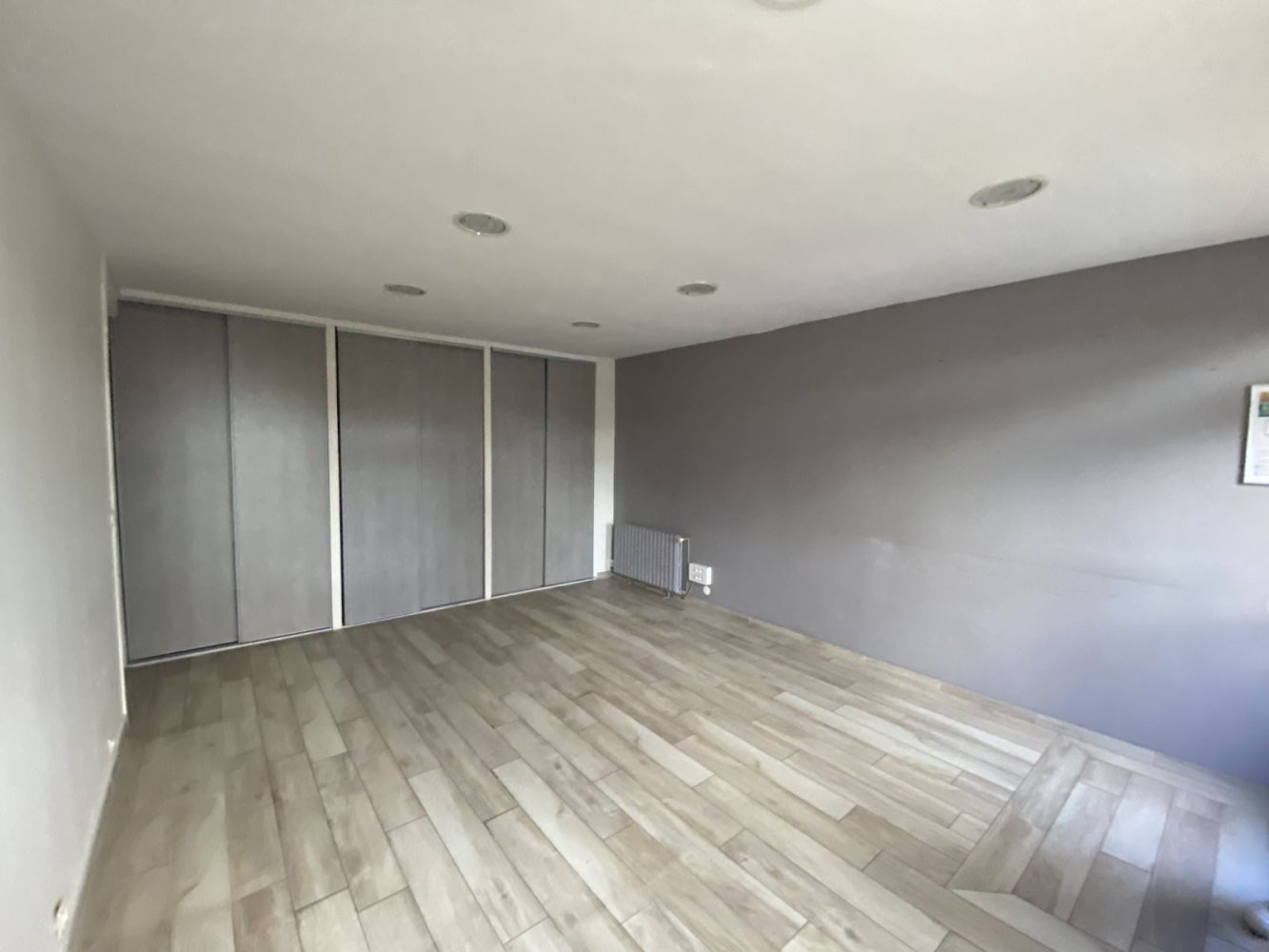  عقار تجاري في Chambly, France 78متر مربع رقم 68136