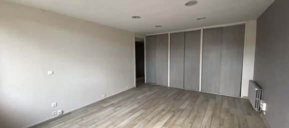  عقار تجاري في Chambly, France 78متر مربع رقم 68136 2