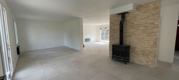 3 bedrooms House in Checy, France No. 158433 10