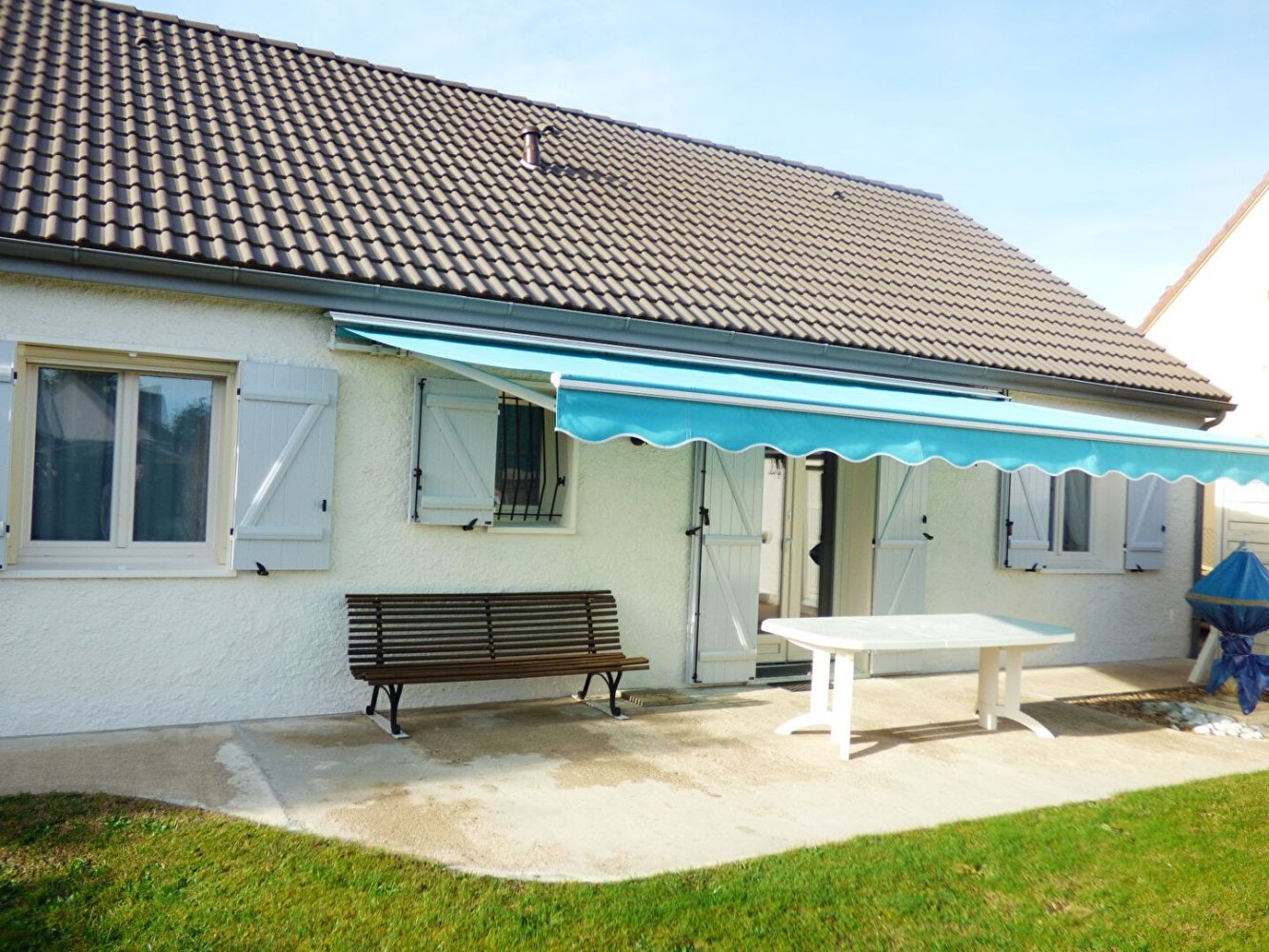 Casa de 3 dormitorios en Saint-Denis-de-l'Hotel, France No. 153214