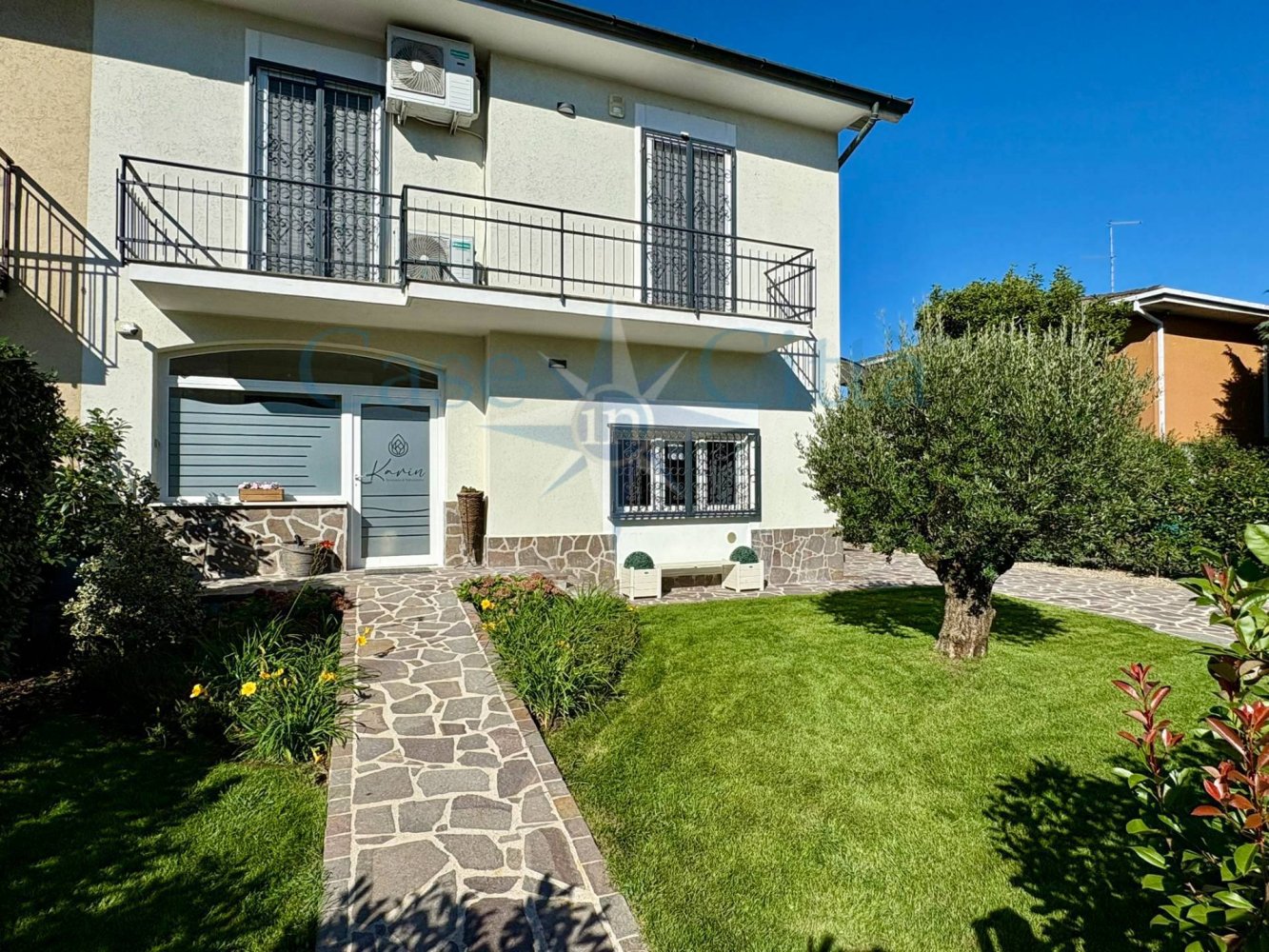 Villa de 4 dormitorios en Cerro al Lambro, Italy No. 329096