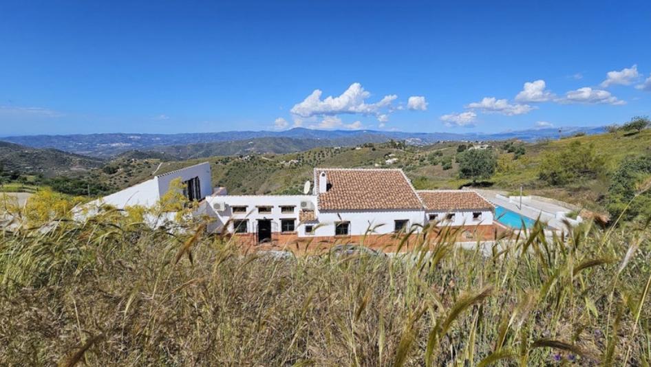 3 bedrooms Villa in Canillas de Aceituno, Spain No. 159602