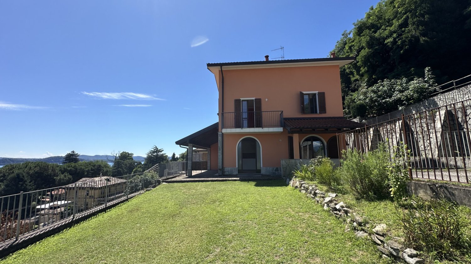 Вилла с 5 комнатами в Бельджирате, Италия № 262152