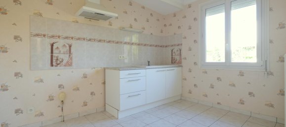 Casa de 3 dormitorios en Saint-Esteve, France No. 201239 4