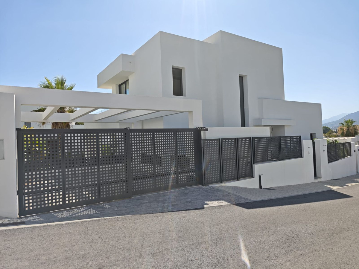4 bedrooms Villa in Marbella, Spain No. 98882