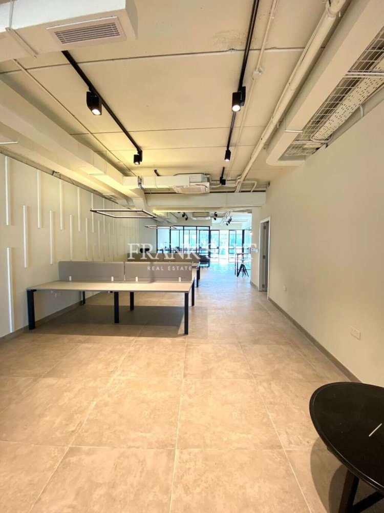Oficina en Pieta, Malta 275 m² No. 12458